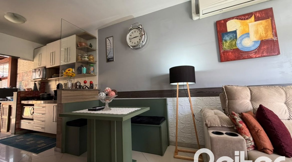 Casa à venda com 52m², 2 dormitórios, 2 vagas, no bairro Hípica em Porto Alegre