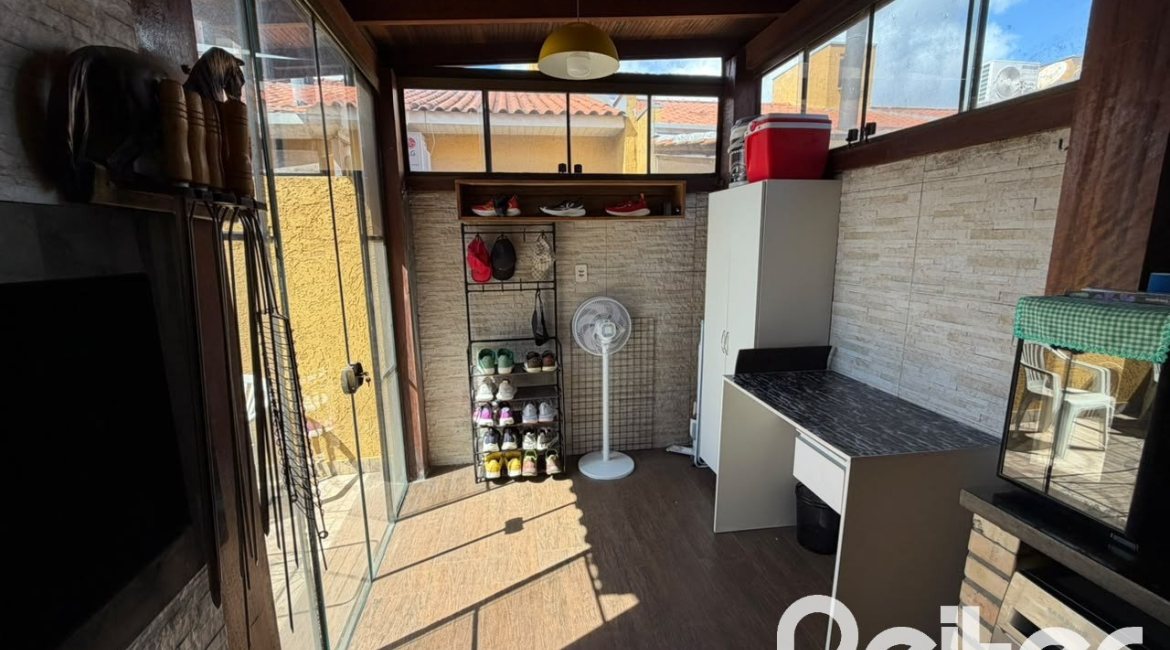 Casa à venda com 52m², 2 dormitórios, 2 vagas, no bairro Hípica em Porto Alegre