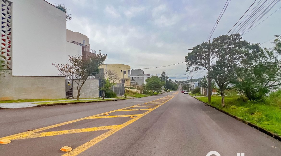 Terreno à venda com 332m², no bairro Guarujá em Porto Alegre
