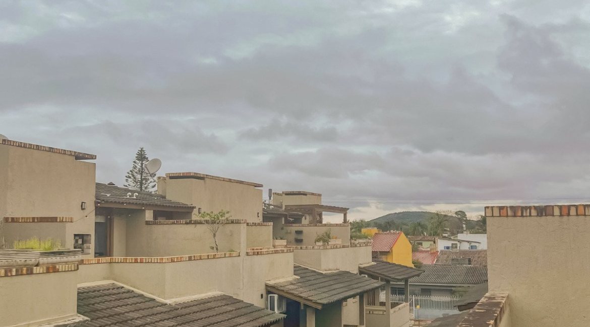 Casa em Condomínio à venda com 102m², 3 dormitórios, 1 suíte, 1 vaga, no bairro Guarujá em Porto Alegre