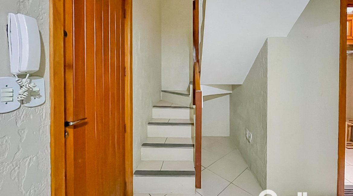 Casa em Condomínio à venda com 102m², 3 dormitórios, 1 suíte, 1 vaga, no bairro Guarujá em Porto Alegre