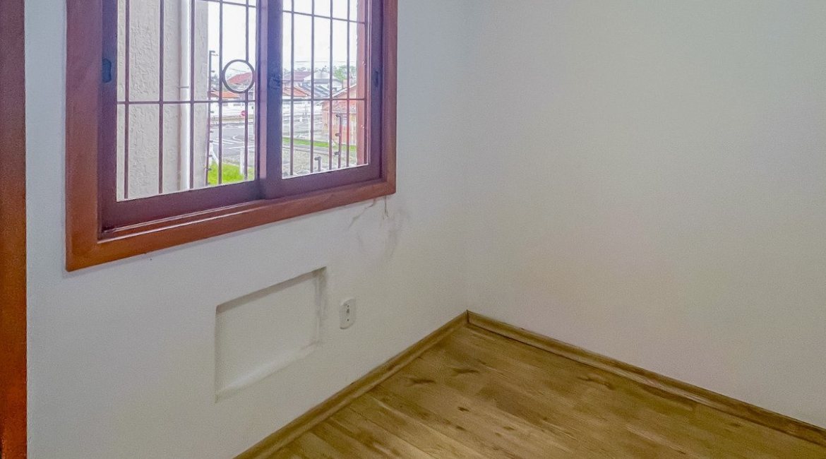 Casa em Condomínio à venda com 102m², 3 dormitórios, 1 suíte, 1 vaga, no bairro Guarujá em Porto Alegre