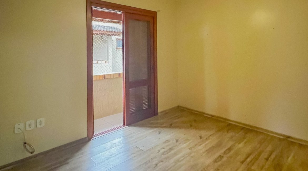 Casa em Condomínio à venda com 102m², 3 dormitórios, 1 suíte, 1 vaga, no bairro Guarujá em Porto Alegre