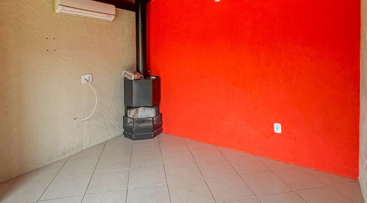 Casa em Condomínio à venda com 102m², 3 dormitórios, 1 suíte, 1 vaga, no bairro Guarujá em Porto Alegre