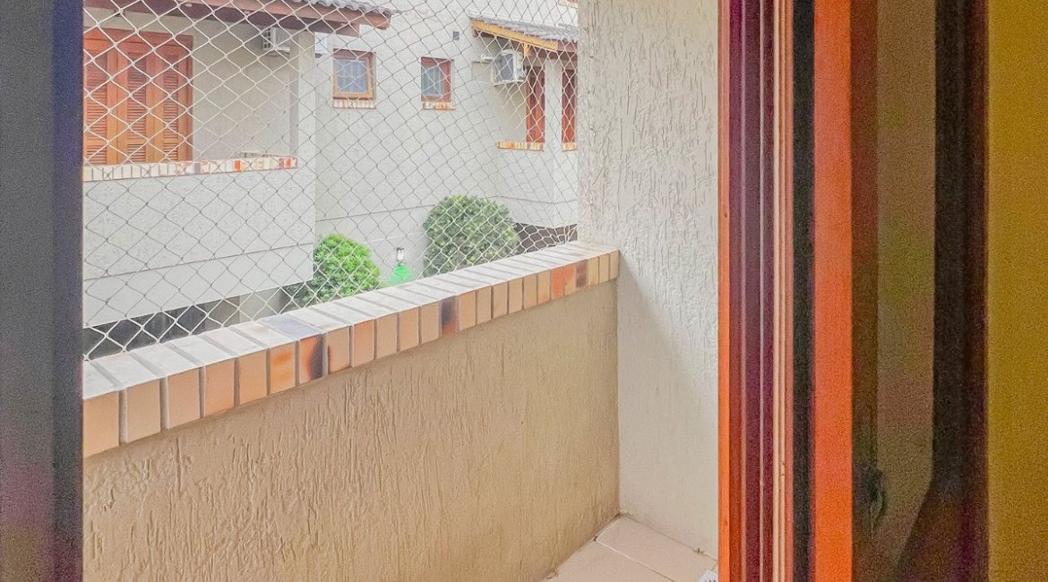 Casa em Condomínio à venda com 102m², 3 dormitórios, 1 suíte, 1 vaga, no bairro Guarujá em Porto Alegre