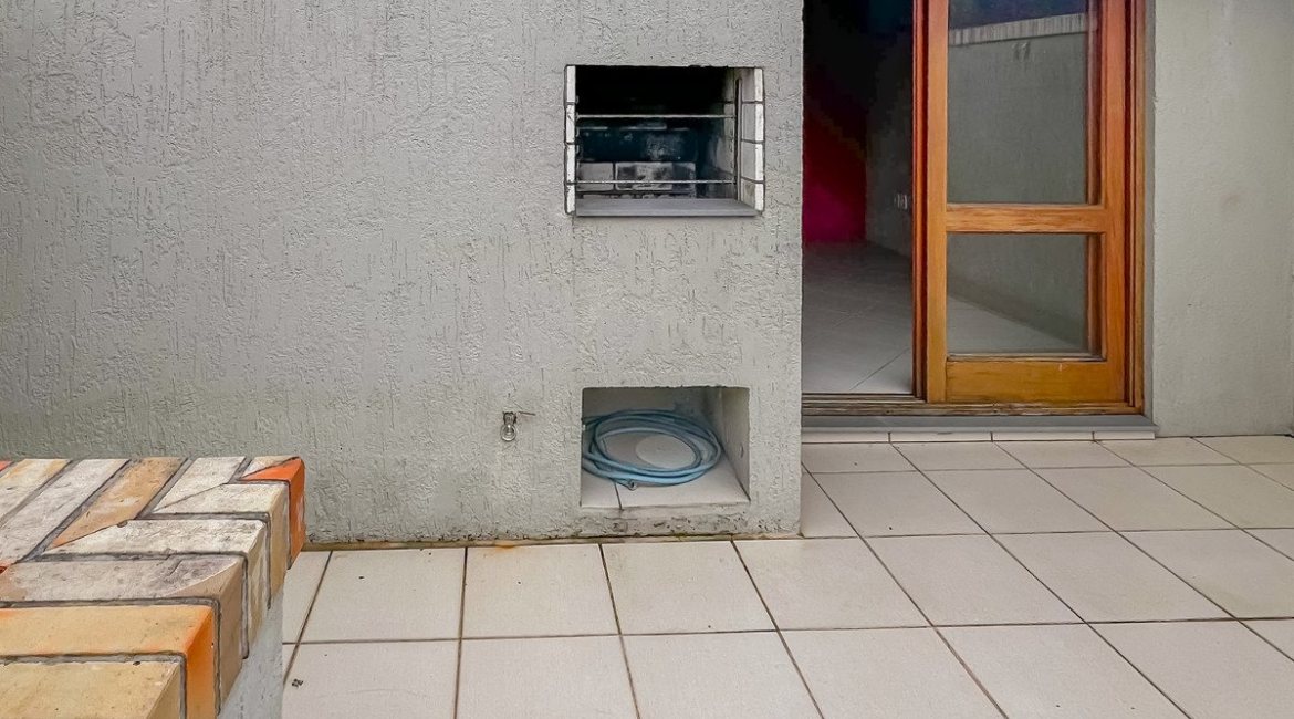 Casa em Condomínio à venda com 102m², 3 dormitórios, 1 suíte, 1 vaga, no bairro Guarujá em Porto Alegre