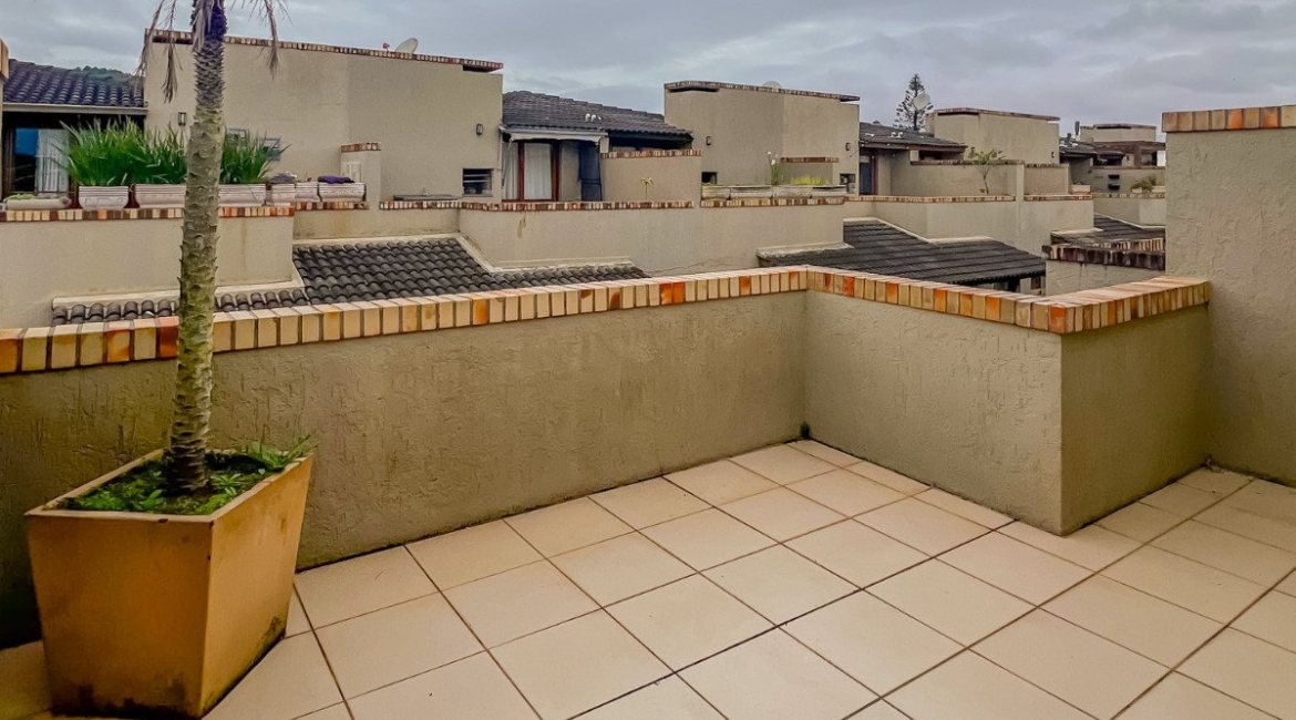 Casa em Condomínio à venda com 102m², 3 dormitórios, 1 suíte, 1 vaga, no bairro Guarujá em Porto Alegre