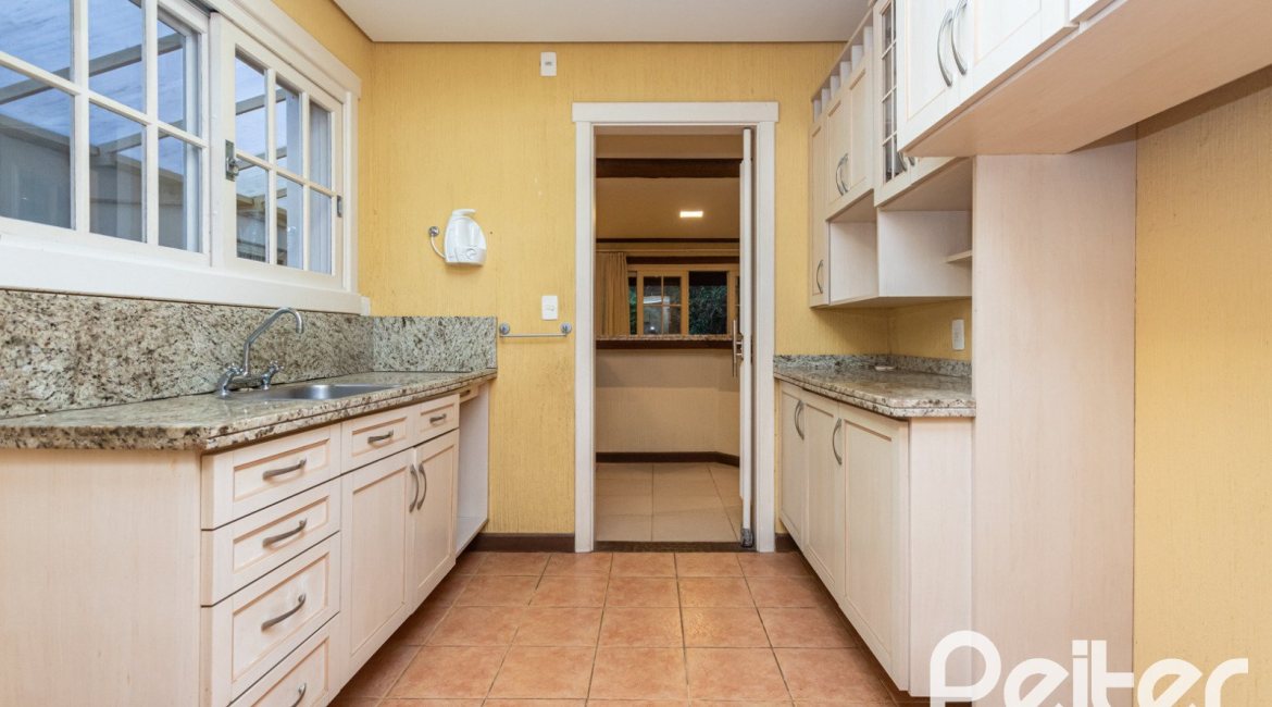 Casa em Condomínio à venda com 216m², 2 dormitórios, 2 suítes, 2 vagas, no bairro Terra Ville em PORTO ALEGRE