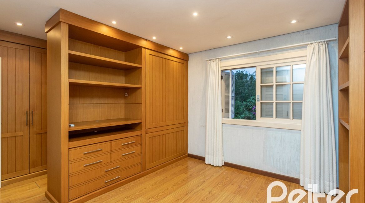 Casa em Condomínio à venda com 216m², 2 dormitórios, 2 suítes, 2 vagas, no bairro Terra Ville em PORTO ALEGRE