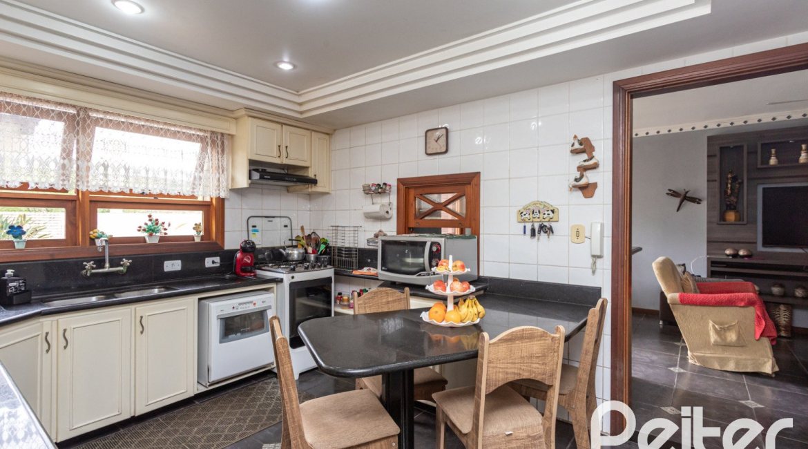 Casa à venda com 247m², 3 dormitórios, 3 suítes, 4 vagas, no bairro Ipanema em Porto Alegre