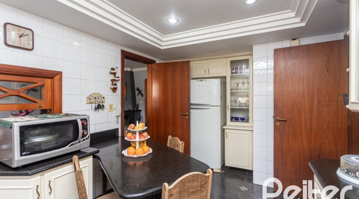 Casa à venda com 247m², 3 dormitórios, 3 suítes, 4 vagas, no bairro Ipanema em Porto Alegre