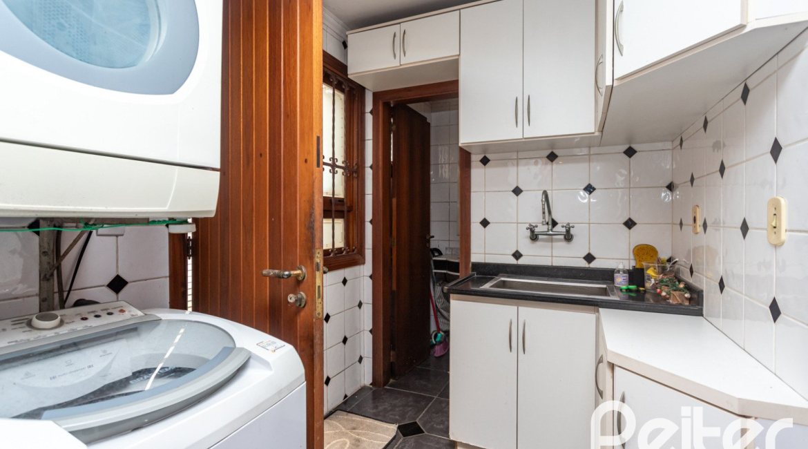 Casa à venda com 247m², 3 dormitórios, 3 suítes, 4 vagas, no bairro Ipanema em Porto Alegre