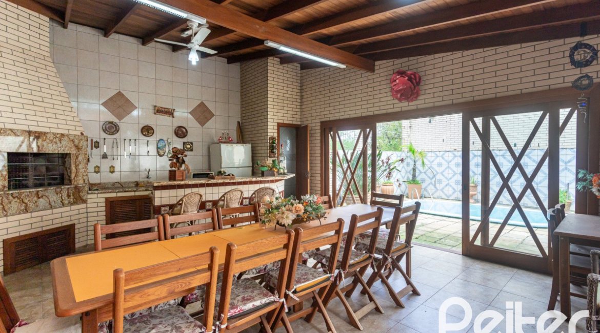 Casa à venda com 247m², 3 dormitórios, 3 suítes, 4 vagas, no bairro Ipanema em Porto Alegre