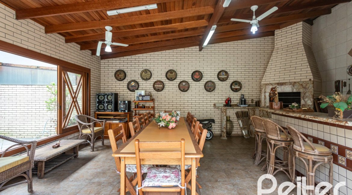 Casa à venda com 247m², 3 dormitórios, 3 suítes, 4 vagas, no bairro Ipanema em Porto Alegre