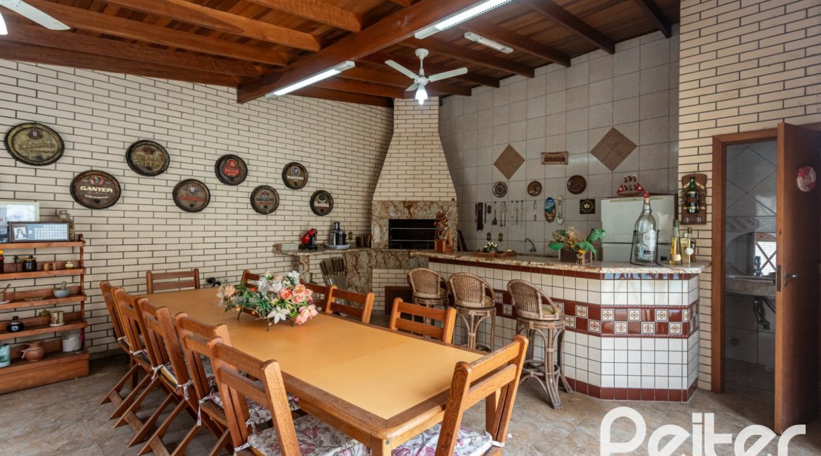 Casa à venda com 247m², 3 dormitórios, 3 suítes, 4 vagas, no bairro Ipanema em Porto Alegre