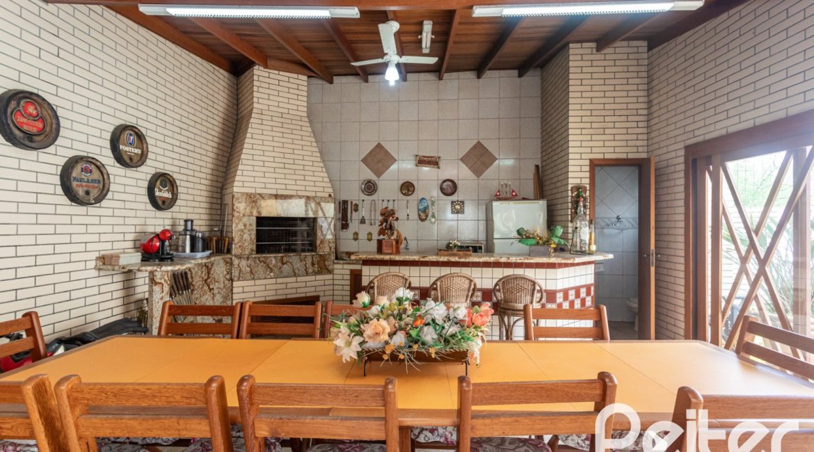 Casa à venda com 247m², 3 dormitórios, 3 suítes, 4 vagas, no bairro Ipanema em Porto Alegre