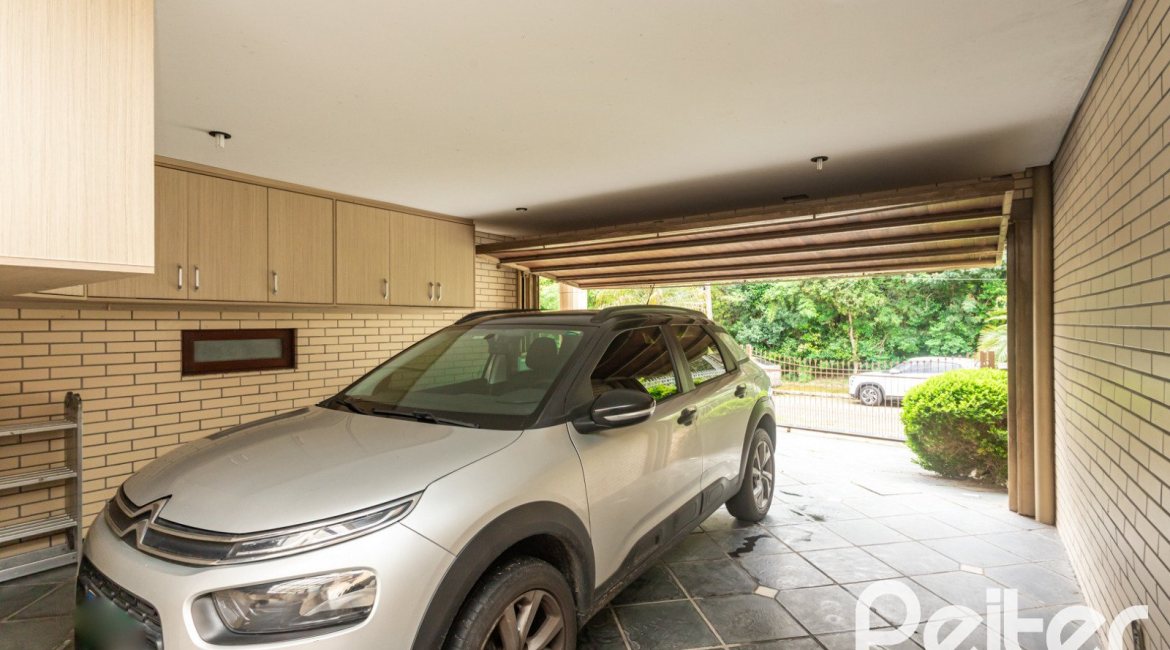 Casa à venda com 247m², 3 dormitórios, 3 suítes, 4 vagas, no bairro Ipanema em Porto Alegre