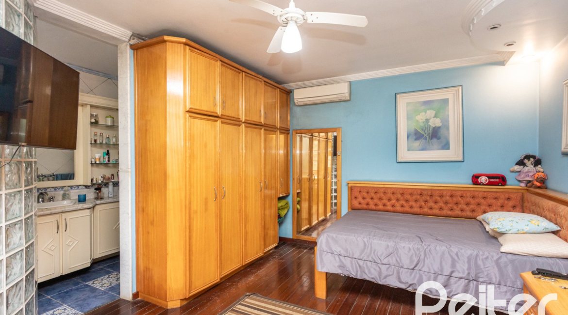 Casa à venda com 247m², 3 dormitórios, 3 suítes, 4 vagas, no bairro Ipanema em Porto Alegre