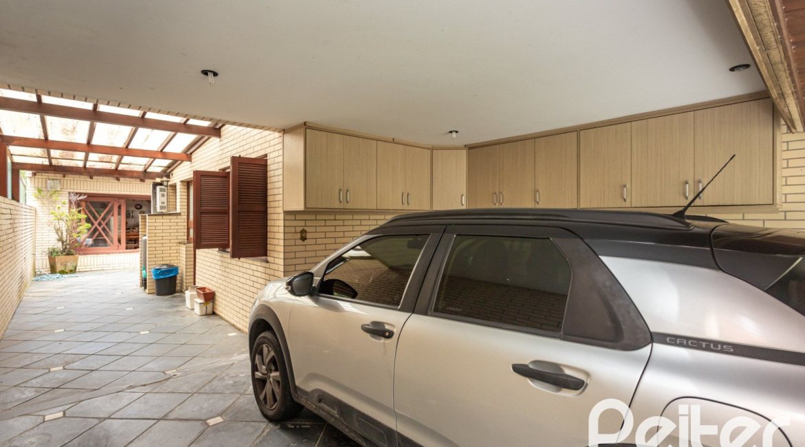 Casa à venda com 247m², 3 dormitórios, 3 suítes, 4 vagas, no bairro Ipanema em Porto Alegre