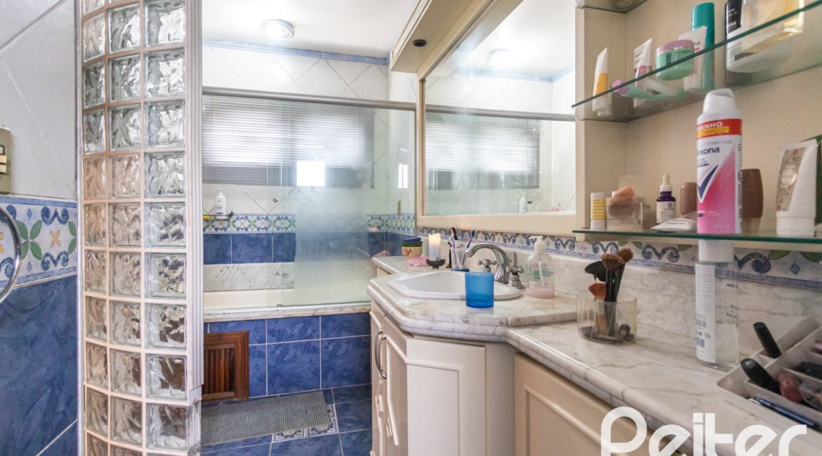 Casa à venda com 247m², 3 dormitórios, 3 suítes, 4 vagas, no bairro Ipanema em Porto Alegre