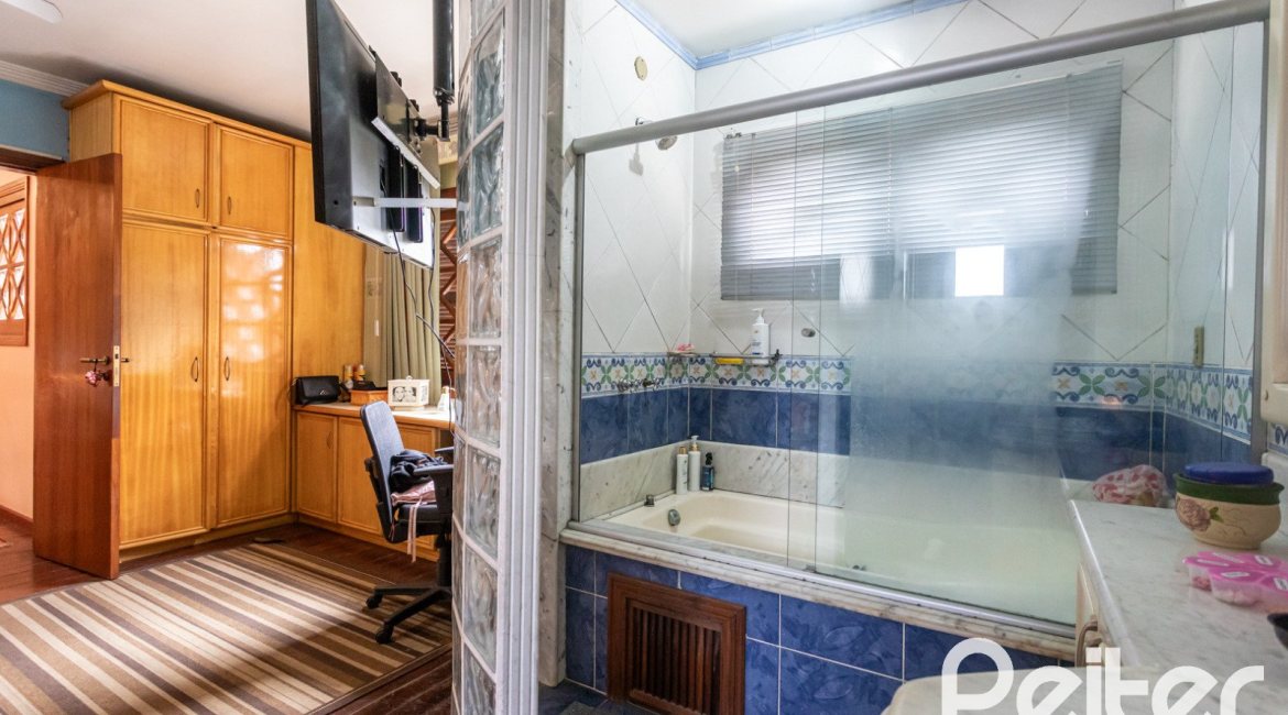 Casa à venda com 247m², 3 dormitórios, 3 suítes, 4 vagas, no bairro Ipanema em Porto Alegre