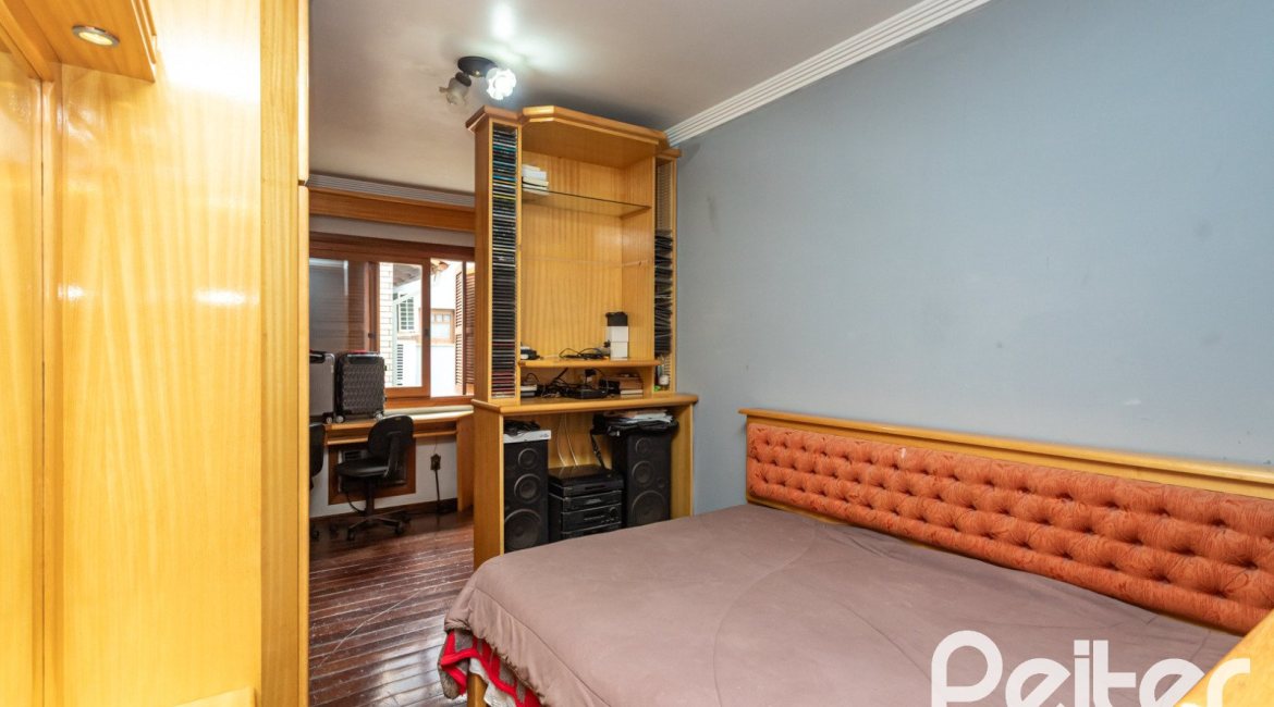 Casa à venda com 247m², 3 dormitórios, 3 suítes, 4 vagas, no bairro Ipanema em Porto Alegre