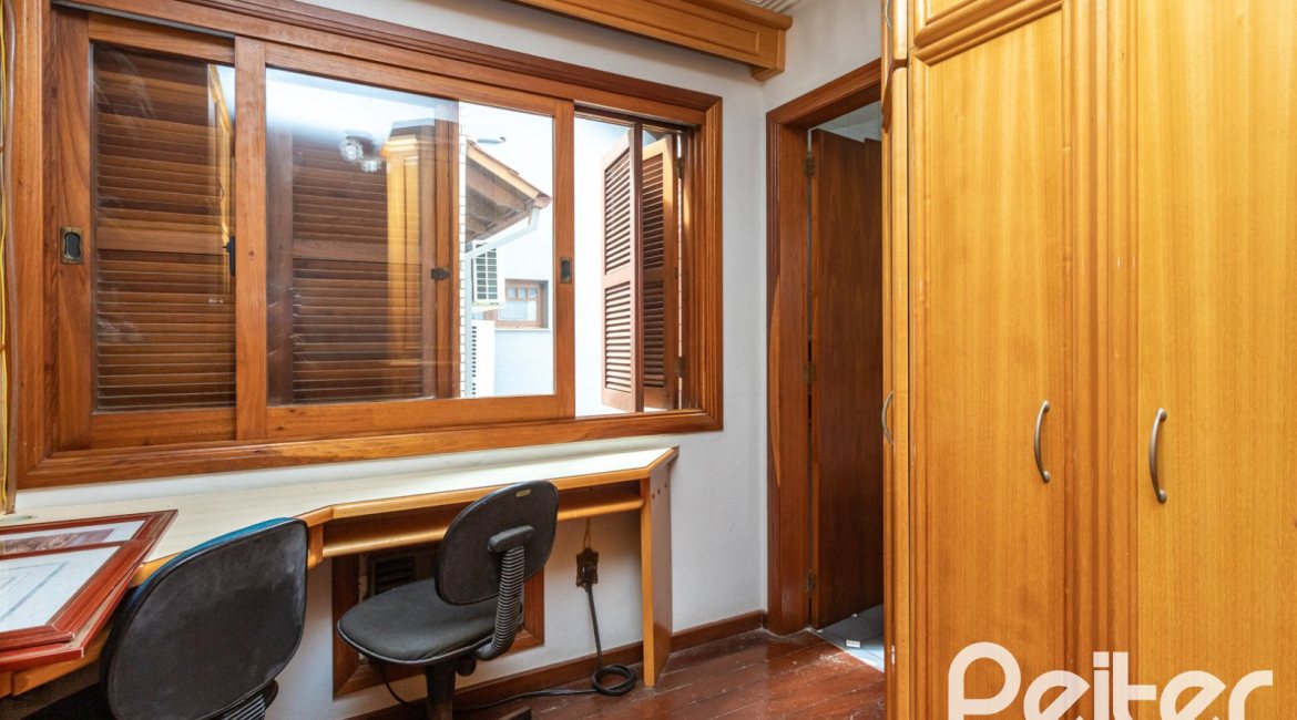 Casa à venda com 247m², 3 dormitórios, 3 suítes, 4 vagas, no bairro Ipanema em Porto Alegre