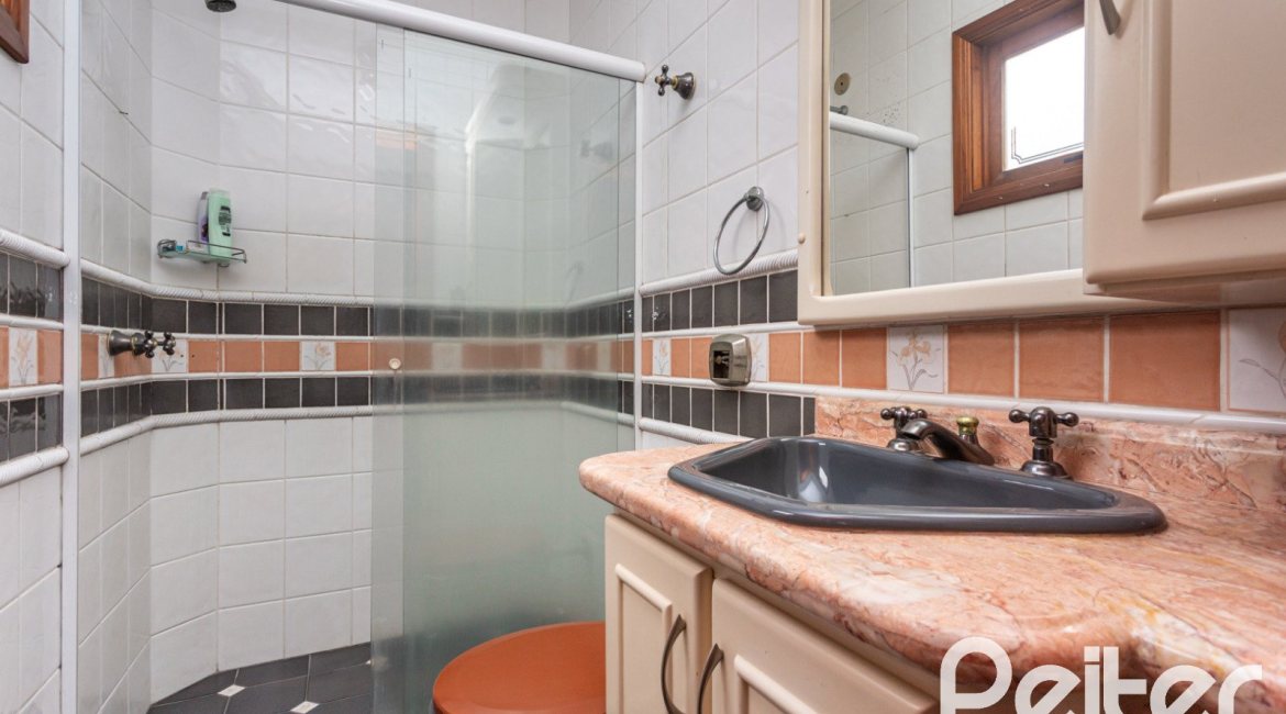 Casa à venda com 247m², 3 dormitórios, 3 suítes, 4 vagas, no bairro Ipanema em Porto Alegre