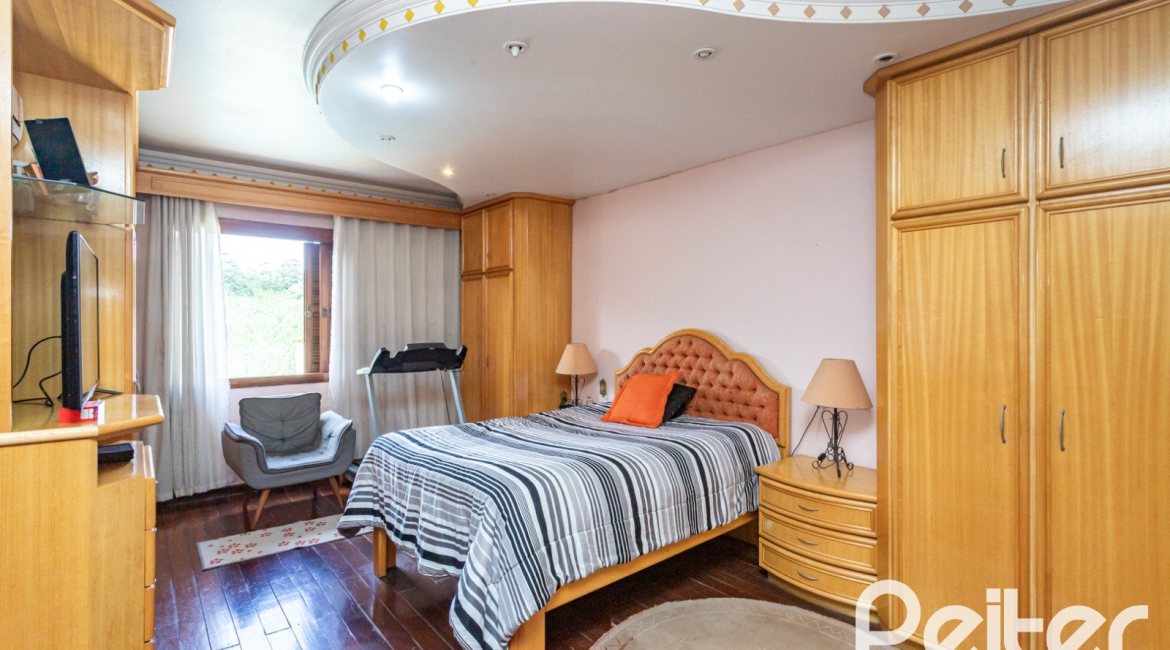 Casa à venda com 247m², 3 dormitórios, 3 suítes, 4 vagas, no bairro Ipanema em Porto Alegre