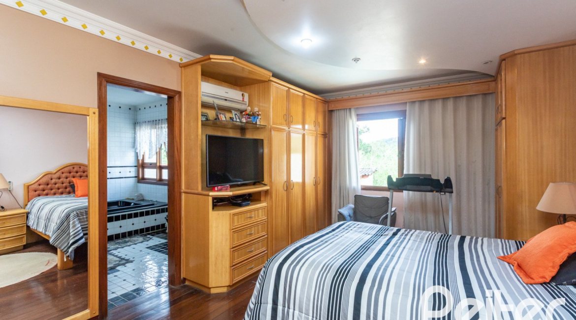 Casa à venda com 247m², 3 dormitórios, 3 suítes, 4 vagas, no bairro Ipanema em Porto Alegre