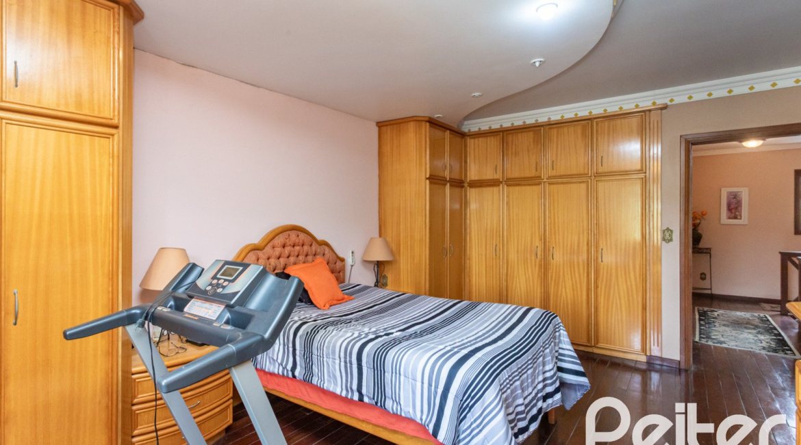 Casa à venda com 247m², 3 dormitórios, 3 suítes, 4 vagas, no bairro Ipanema em Porto Alegre