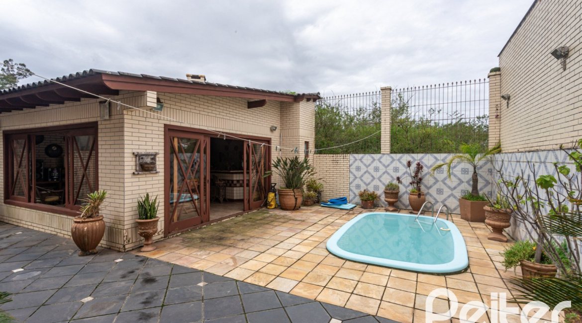 Casa à venda com 247m², 3 dormitórios, 3 suítes, 4 vagas, no bairro Ipanema em Porto Alegre