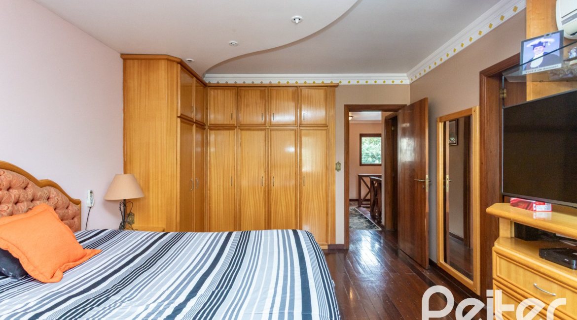 Casa à venda com 247m², 3 dormitórios, 3 suítes, 4 vagas, no bairro Ipanema em Porto Alegre