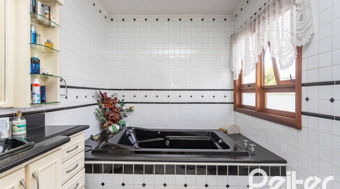 Casa à venda com 247m², 3 dormitórios, 3 suítes, 4 vagas, no bairro Ipanema em Porto Alegre