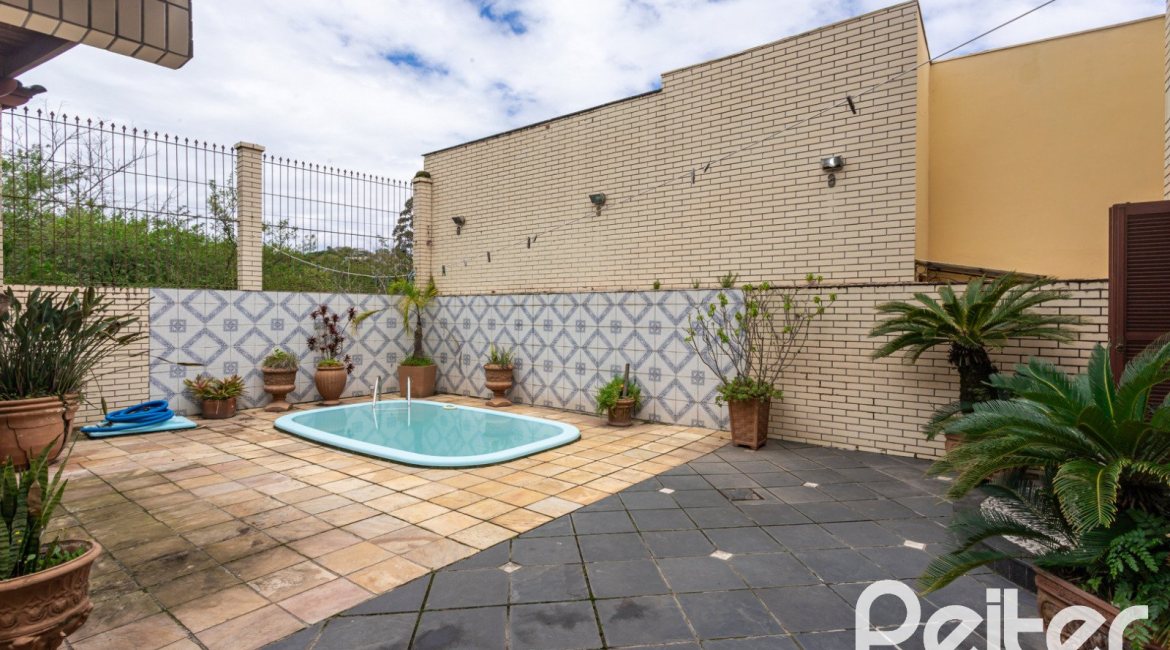 Casa à venda com 247m², 3 dormitórios, 3 suítes, 4 vagas, no bairro Ipanema em Porto Alegre