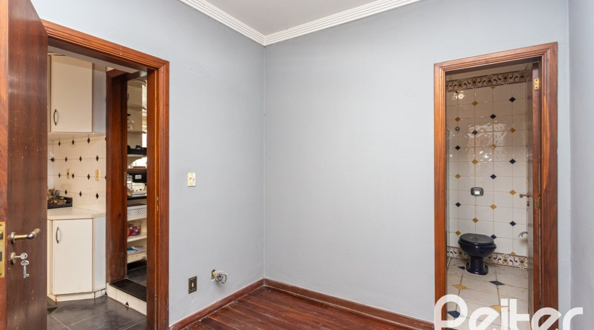 Casa à venda com 247m², 3 dormitórios, 3 suítes, 4 vagas, no bairro Ipanema em Porto Alegre
