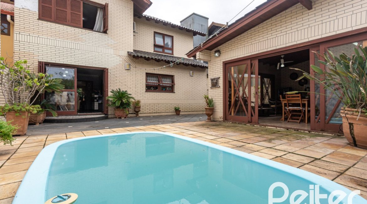 Casa à venda com 247m², 3 dormitórios, 3 suítes, 4 vagas, no bairro Ipanema em Porto Alegre