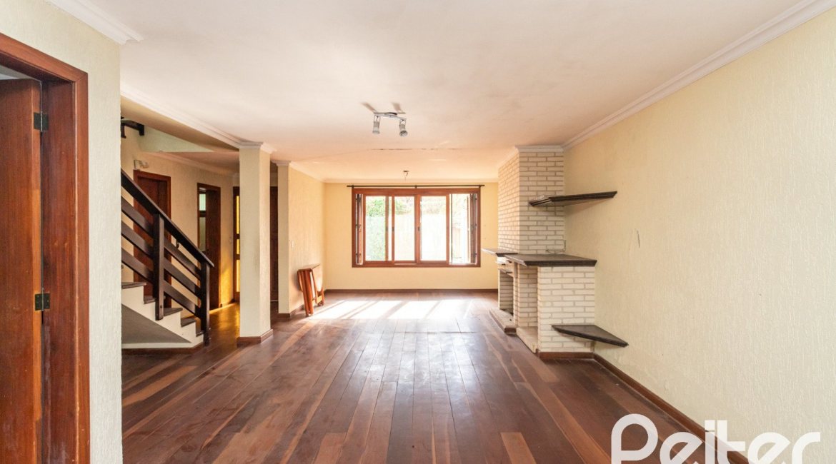 Casa à venda com 280m², 4 dormitórios, 1 suíte, 4 vagas, no bairro Ipanema em Porto Alegre