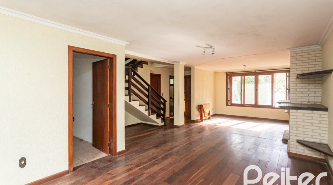 Casa à venda com 280m², 4 dormitórios, 1 suíte, 4 vagas, no bairro Ipanema em Porto Alegre