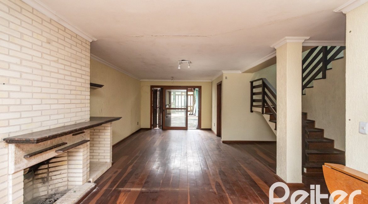 Casa à venda com 280m², 4 dormitórios, 1 suíte, 4 vagas, no bairro Ipanema em Porto Alegre