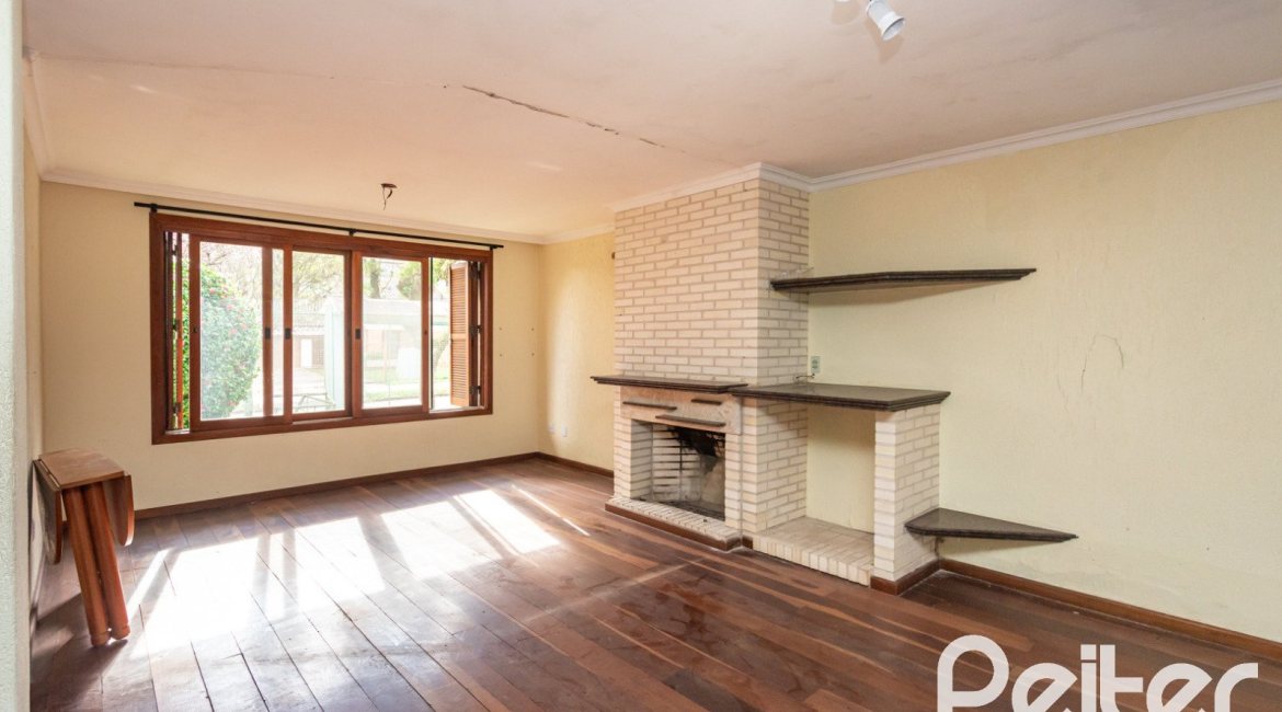 Casa à venda com 280m², 4 dormitórios, 1 suíte, 4 vagas, no bairro Ipanema em Porto Alegre