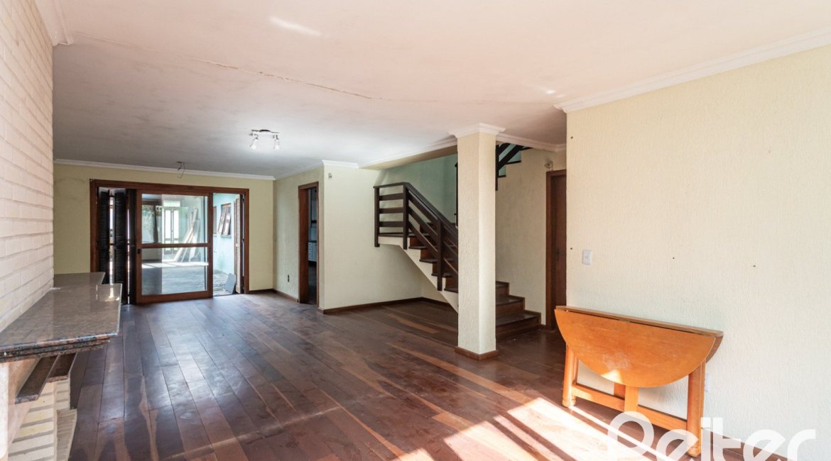 Casa à venda com 280m², 4 dormitórios, 1 suíte, 4 vagas, no bairro Ipanema em Porto Alegre
