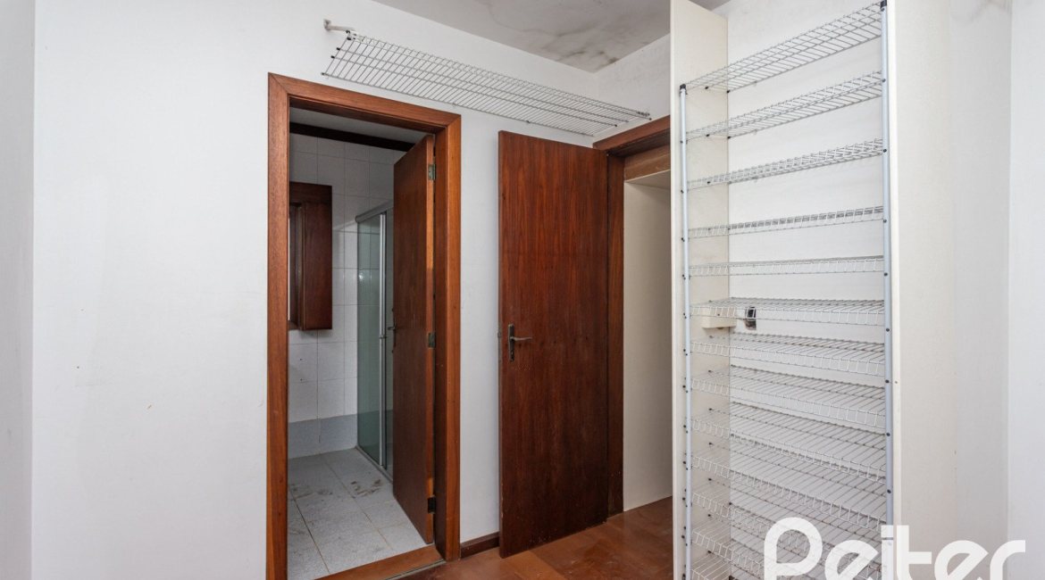 Casa à venda com 280m², 4 dormitórios, 1 suíte, 4 vagas, no bairro Ipanema em Porto Alegre