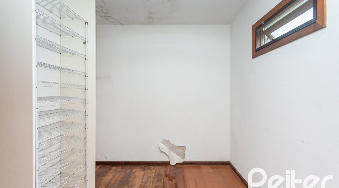 Casa à venda com 280m², 4 dormitórios, 1 suíte, 4 vagas, no bairro Ipanema em Porto Alegre