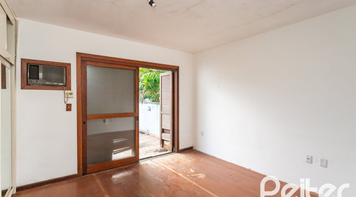 Casa à venda com 280m², 4 dormitórios, 1 suíte, 4 vagas, no bairro Ipanema em Porto Alegre