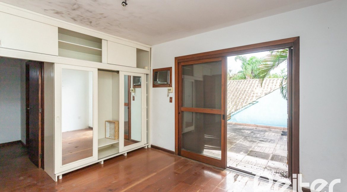 Casa à venda com 280m², 4 dormitórios, 1 suíte, 4 vagas, no bairro Ipanema em Porto Alegre