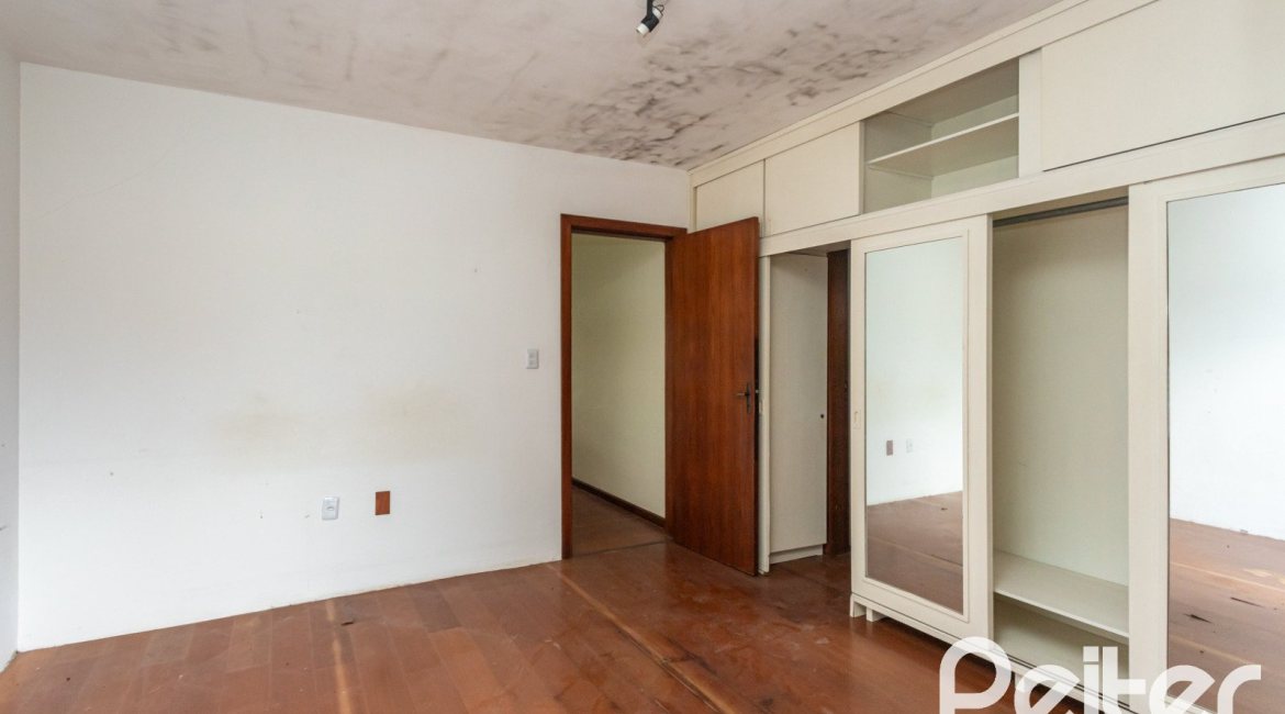 Casa à venda com 280m², 4 dormitórios, 1 suíte, 4 vagas, no bairro Ipanema em Porto Alegre