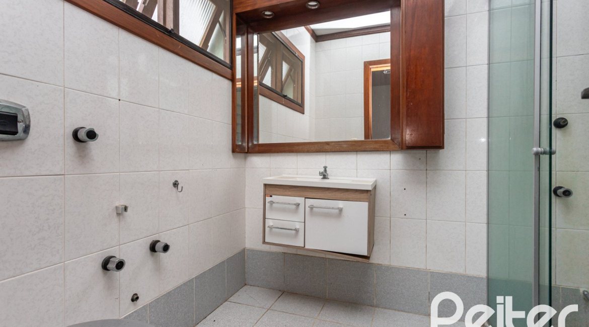 Casa à venda com 280m², 4 dormitórios, 1 suíte, 4 vagas, no bairro Ipanema em Porto Alegre