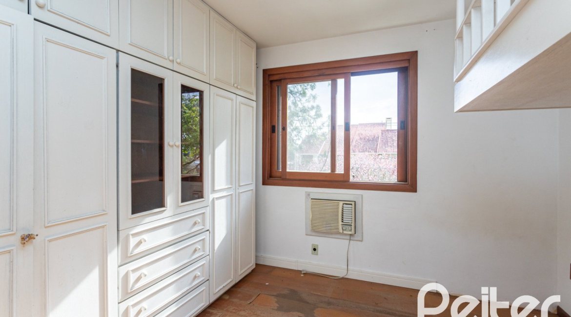 Casa à venda com 280m², 4 dormitórios, 1 suíte, 4 vagas, no bairro Ipanema em Porto Alegre