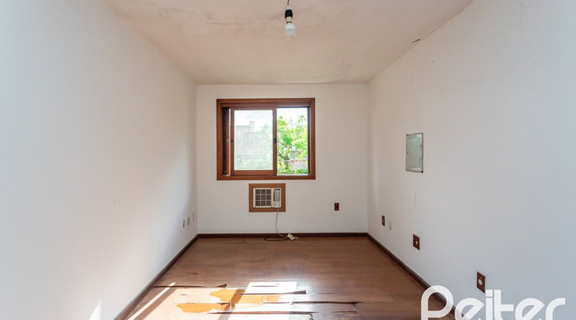 Casa à venda com 280m², 4 dormitórios, 1 suíte, 4 vagas, no bairro Ipanema em Porto Alegre